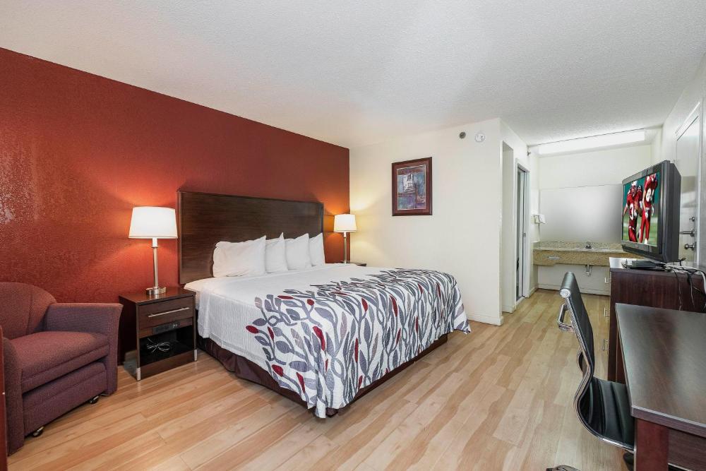 Deluxe King Room - Disability Access/Smoking interior